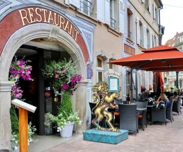 Hotellet ligger i den charmerende middelalderlandsby La Petite Pierre tæt på historiske gader og et slot på bakketoppen.